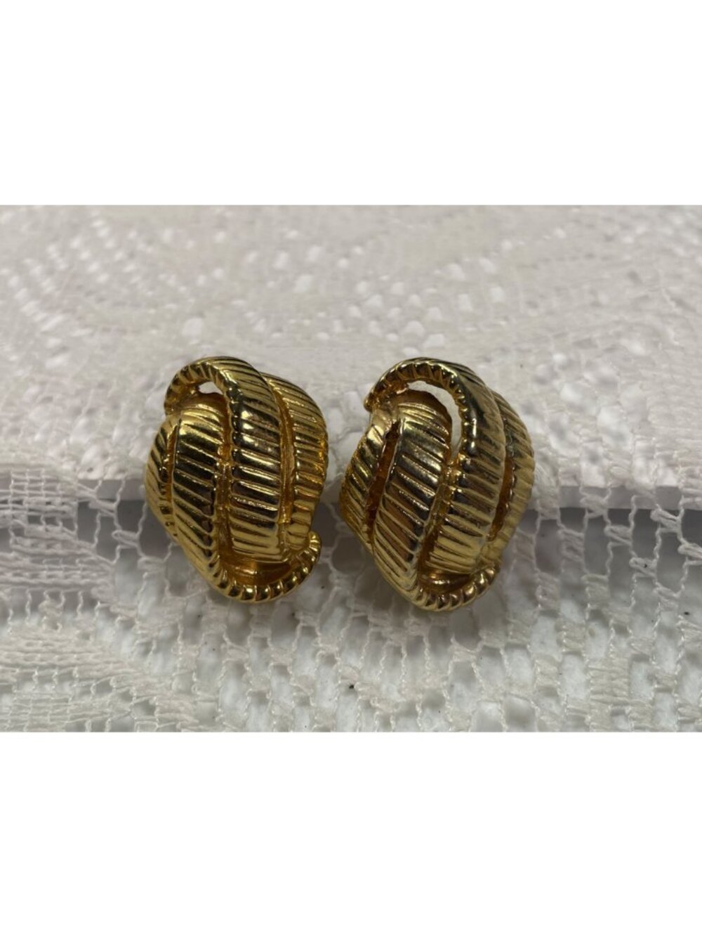 Vintage Gold Tone Ribbed Clip On Earrings Chunky Half Hoop Shrimp Textured 80s - Picture 4 of 10